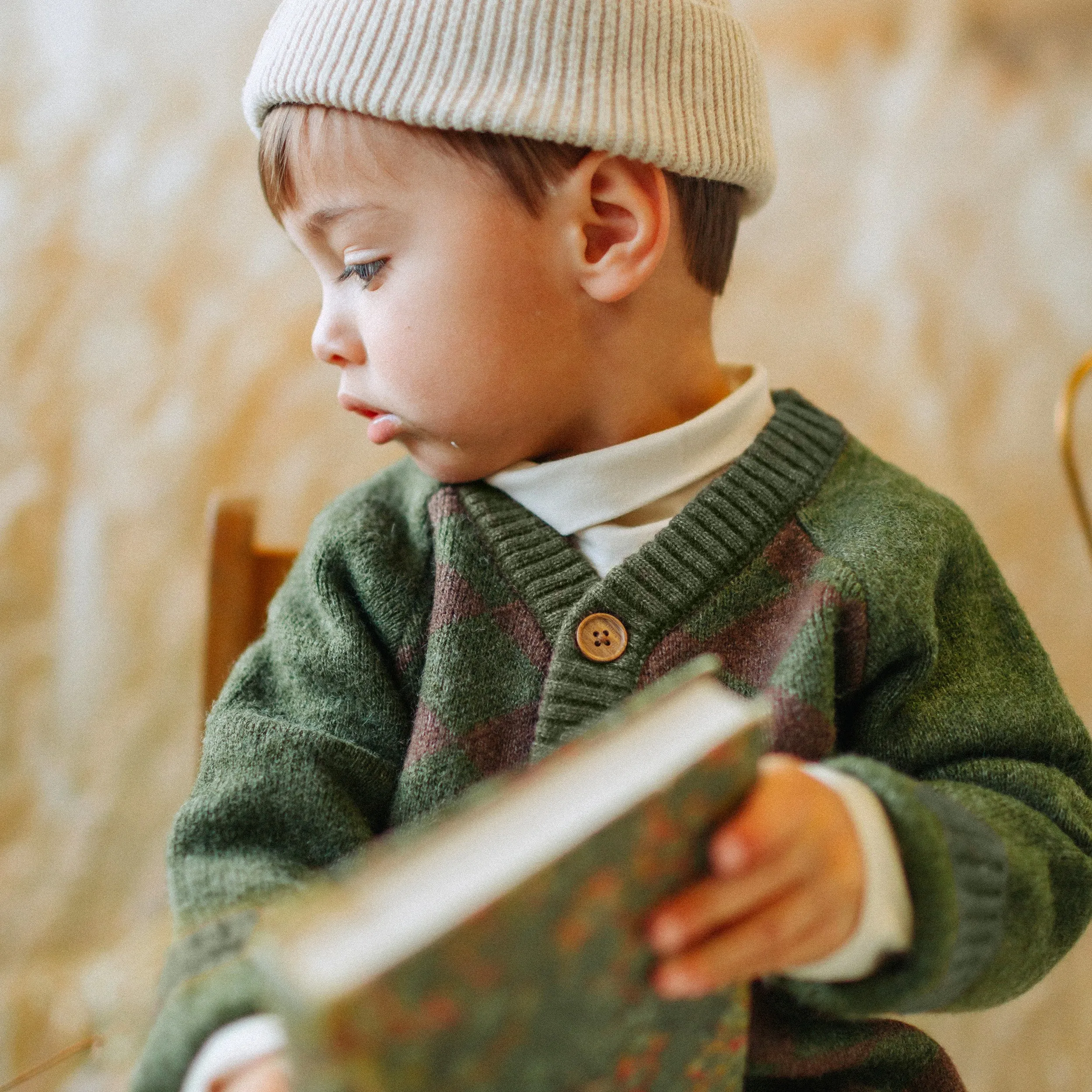 Veste de maille verte foncée à motif jacquard en losange, bébé || Dark green knitted vest plaid jacquard with diamond shape, baby